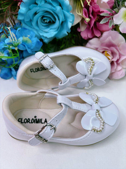 Zapato de charol blanco con lazo, pedrería y perlas 