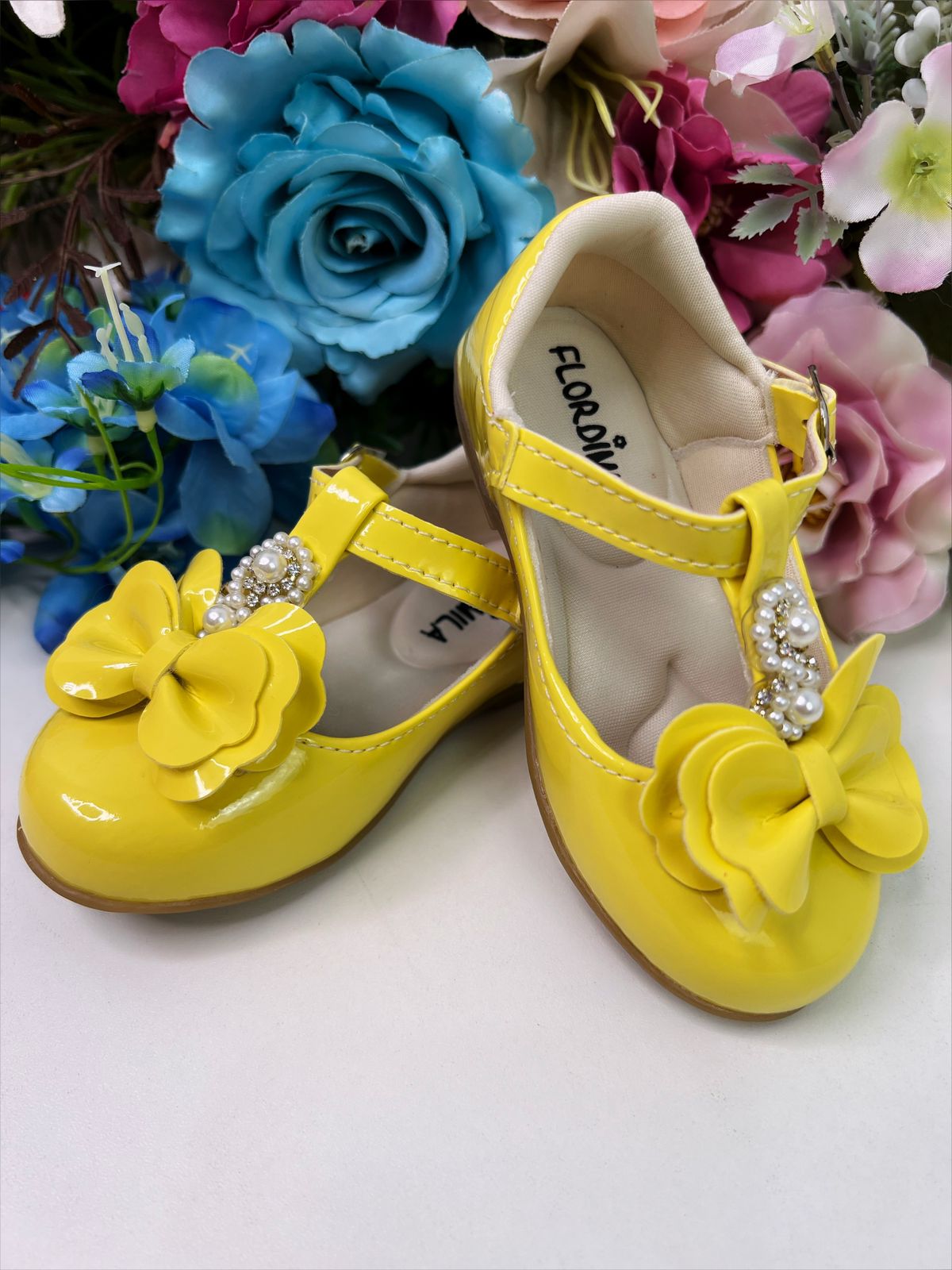 Zapato de charol amarillo con lazo, perlas y pedrería de lujo 