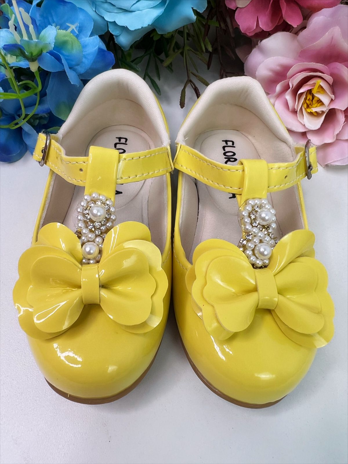 Zapato de charol amarillo con lazo, perlas y pedrería de lujo 