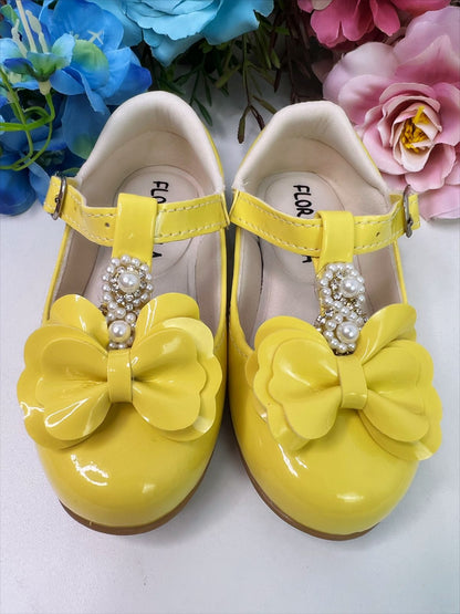 Zapato de charol amarillo con lazo, perlas y pedrería de lujo 