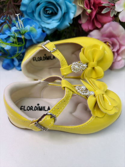 Zapato de charol amarillo con lazo, perlas y pedrería de lujo 
