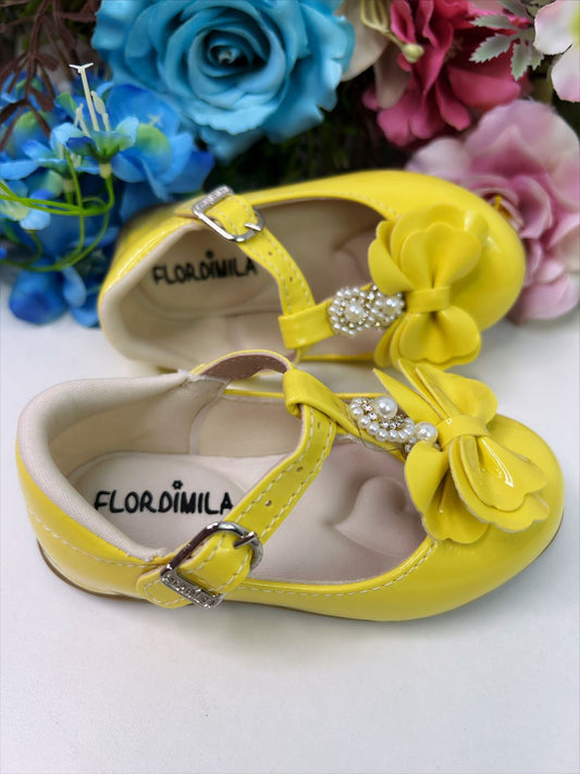 Zapato de charol amarillo con lazo, perlas y pedrería de lujo 