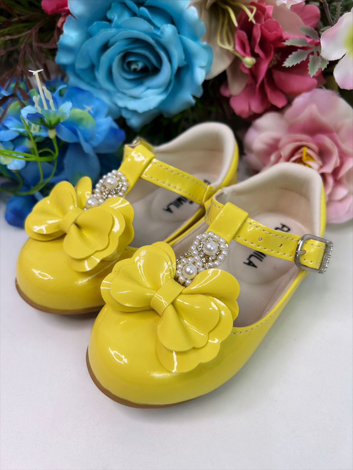 Zapato de charol amarillo con lazo, perlas y pedrería de lujo 