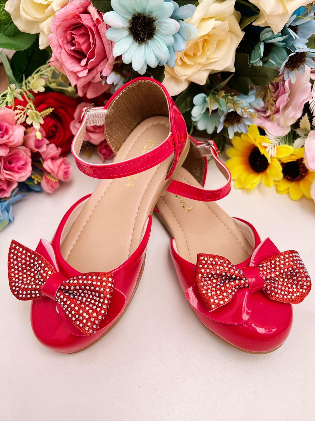 Zapatos de charol rojo con lazo y pedrería de lujo 