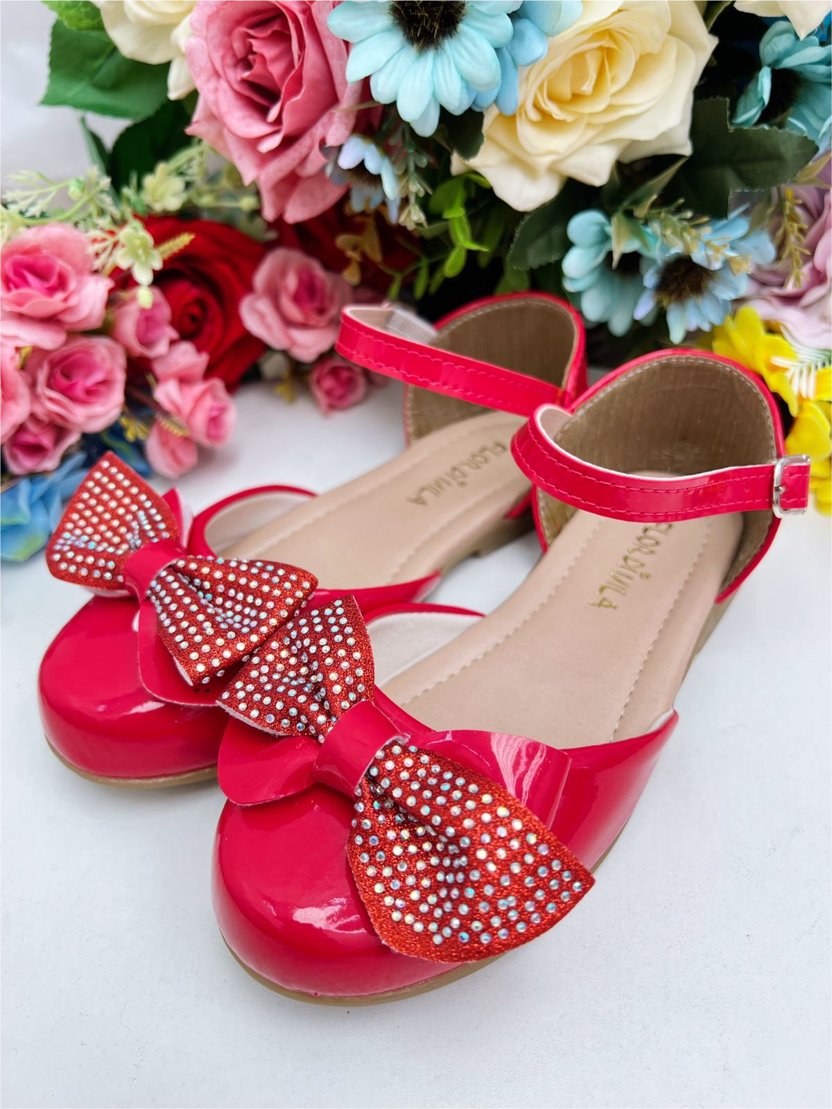 Zapatos de charol rojo con lazo y pedrería de lujo 