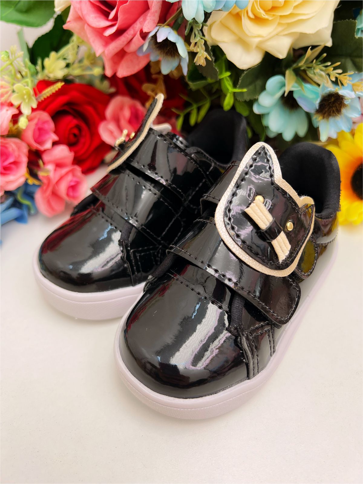 Zapatillas deportivas negras de charol con aplique de gatito y velcro para niñas