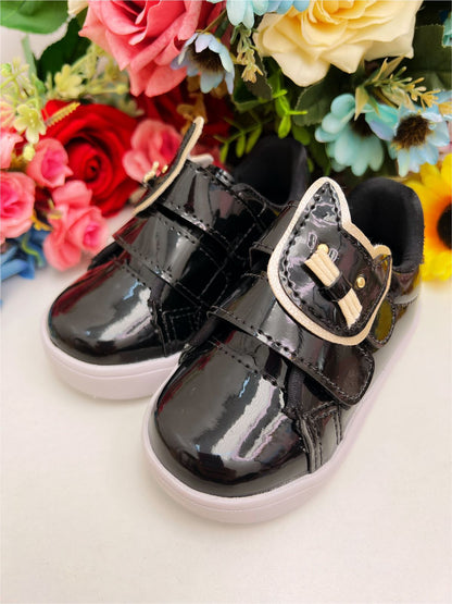 Zapatillas deportivas negras de charol con aplique de gatito y velcro para niñas