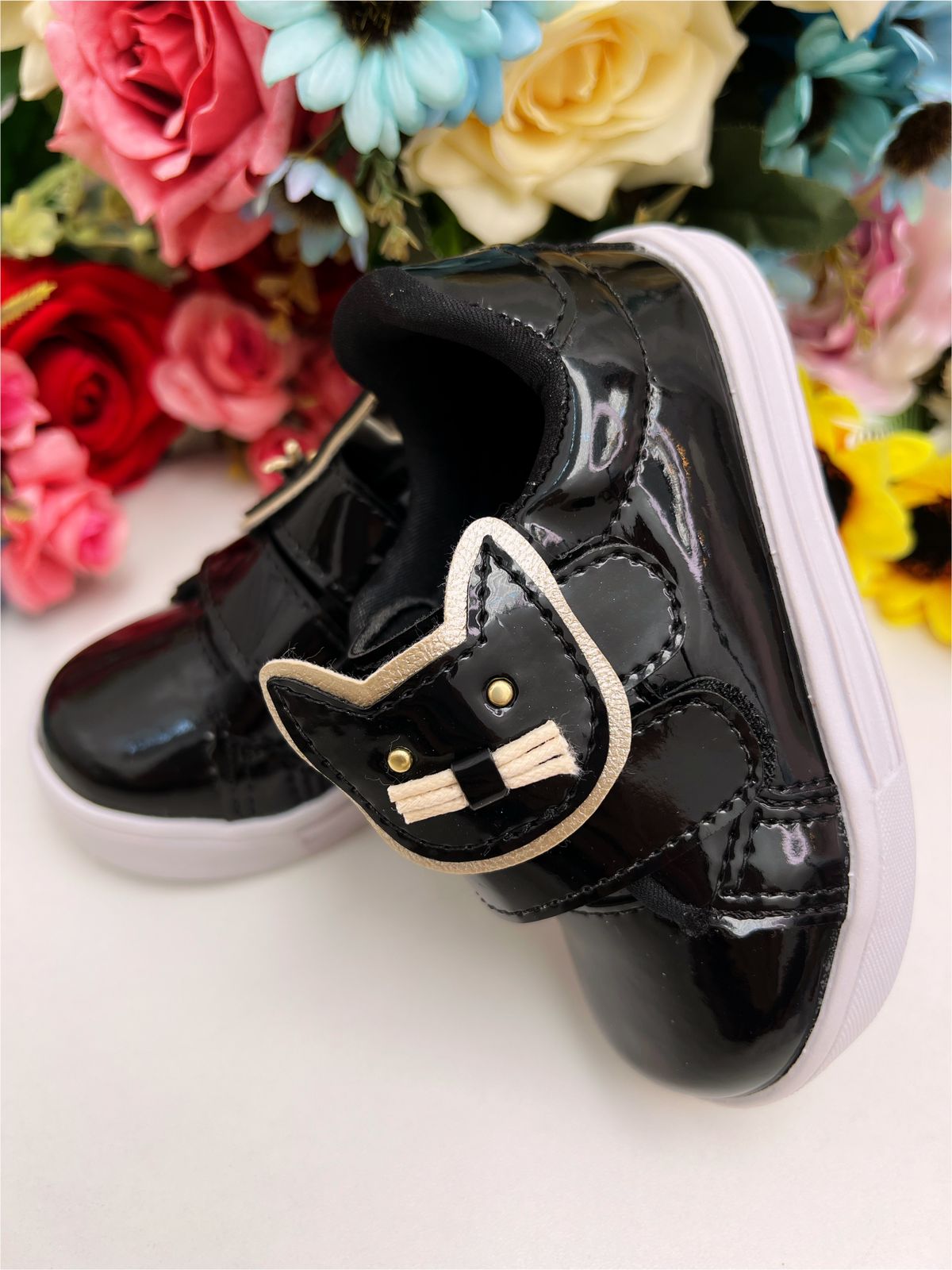 Zapatillas deportivas negras de charol con aplique de gatito y velcro para niñas