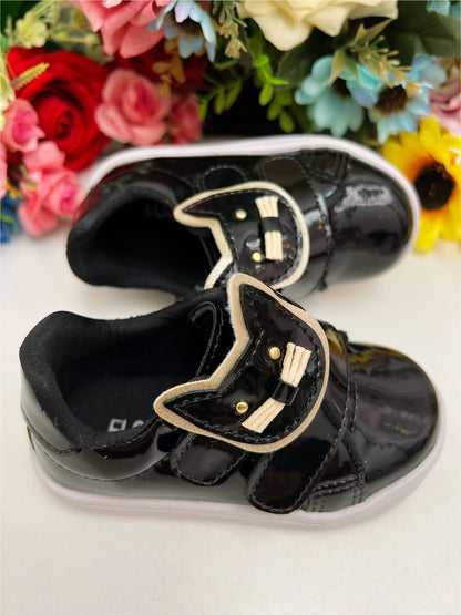 Zapatillas deportivas negras de charol con aplique de gatito y velcro para niñas