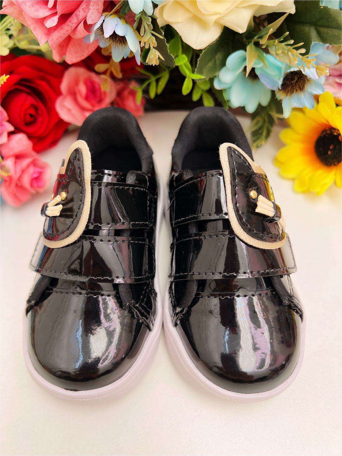 Zapatillas deportivas negras de charol con aplique de gatito y velcro para niñas