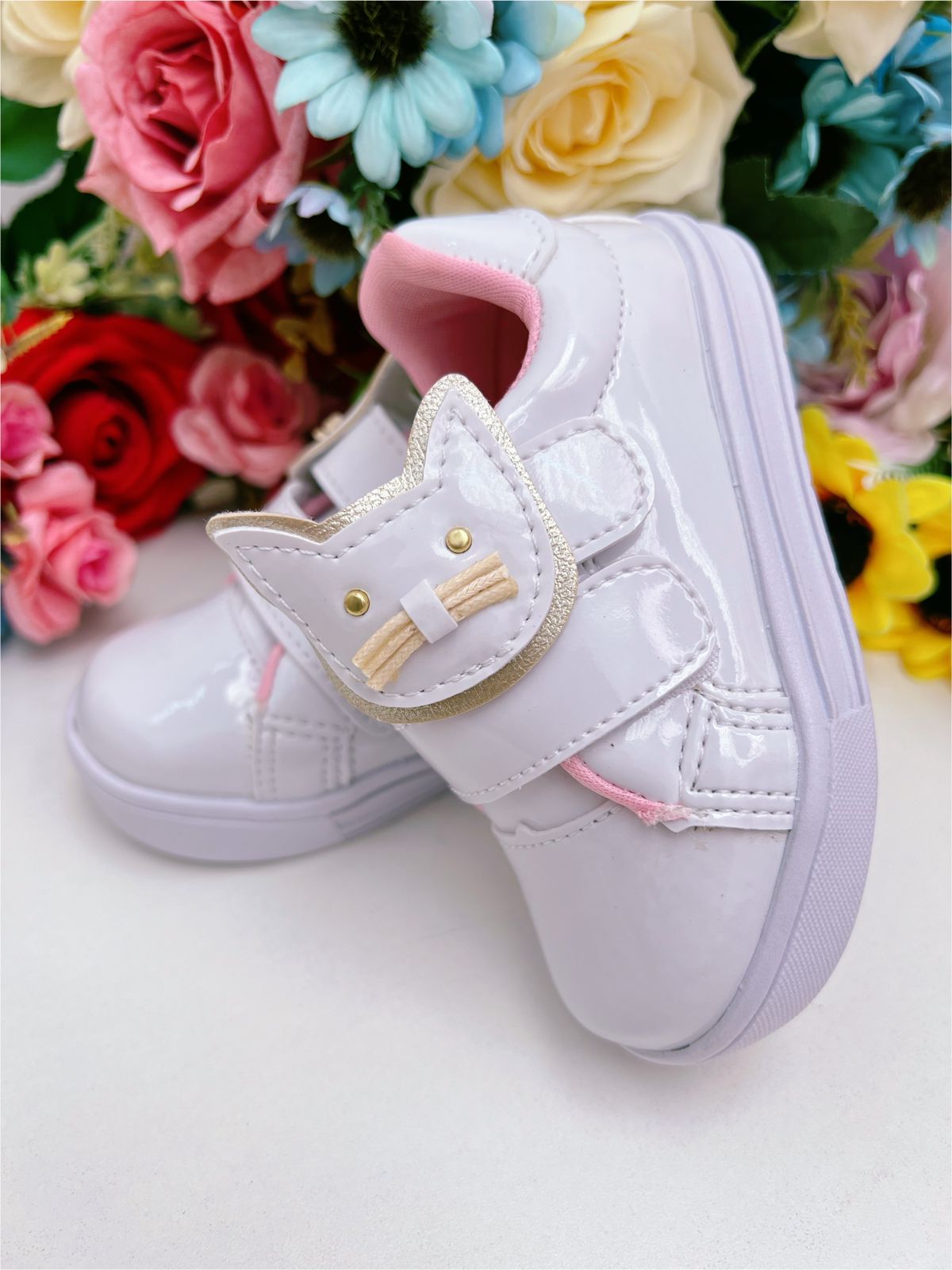 Zapatillas blancas de charol rosa con aplique de gatito y velcro para niñas 
