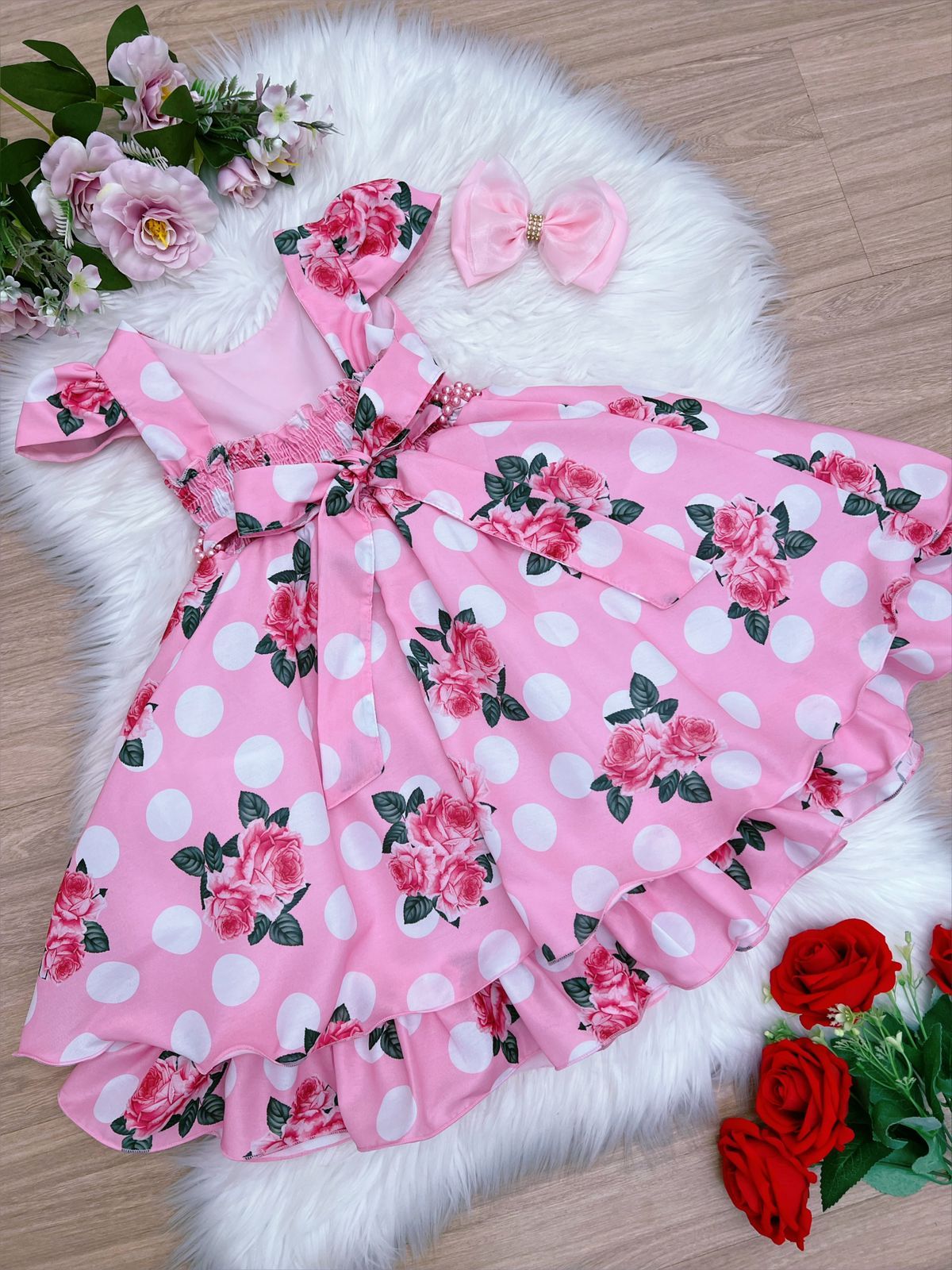 Vestido infantil floral rosa con cinturón de perlas para boda de lujo