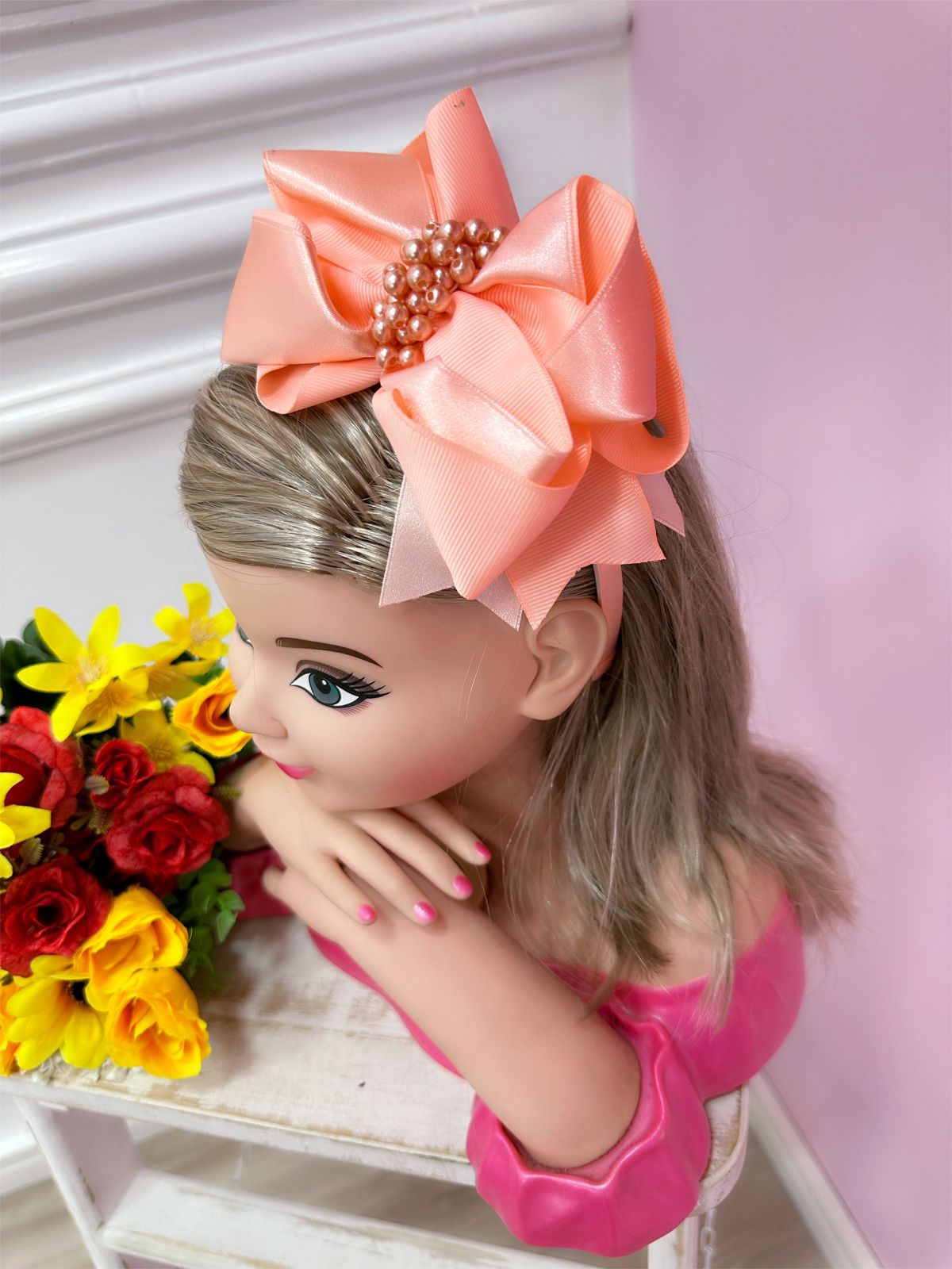 Tiara infantil con nudo Maxx de salmón y perlas de lujo