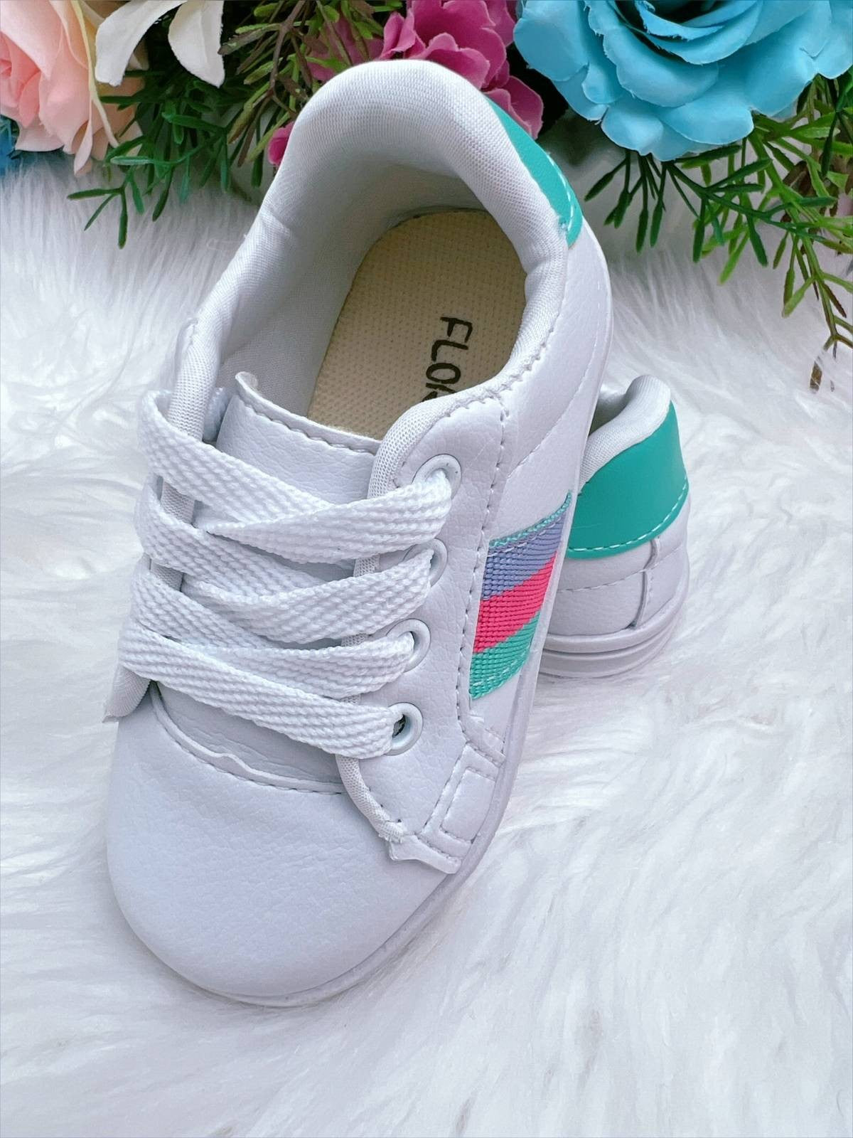 Zapatillas blancas y verdes con cordones para niñas 