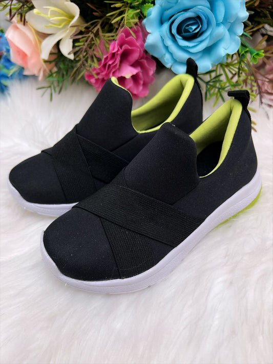 Zapatillas deportivas para niños en color negro y verde, fáciles de calzar, confort unisex. 
