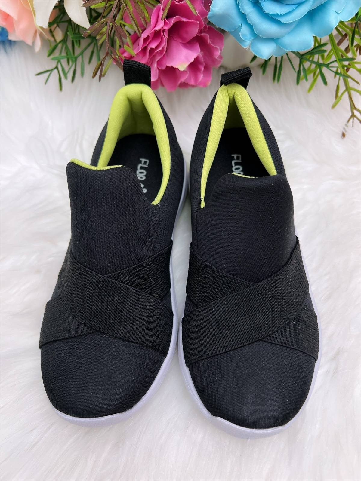 Zapatillas deportivas para niños en color negro y verde, fáciles de calzar, confort unisex. 