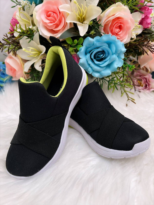 Zapatillas deportivas para niños en color negro y verde, fáciles de calzar, confort unisex. 