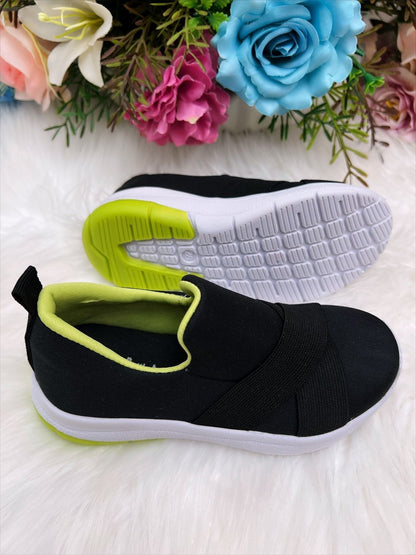 Zapatillas deportivas para niños en color negro y verde, fáciles de calzar, confort unisex. 