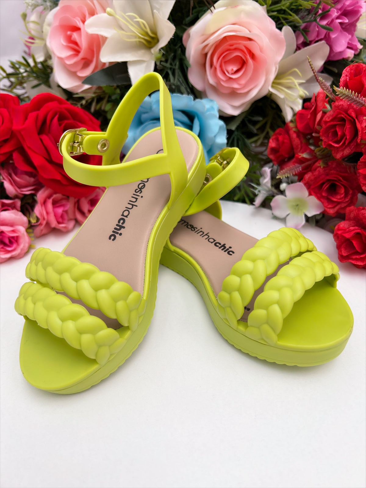Sandalia infantil plana trenzada de lujo en color verde lima 