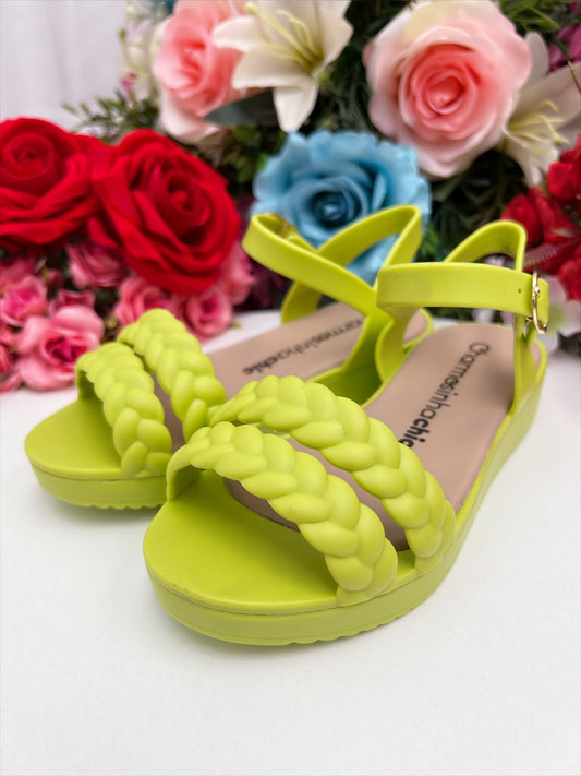 Sandalia infantil plana trenzada de lujo en color verde lima 