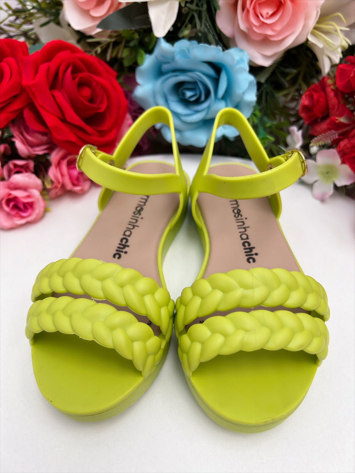 Sandalia infantil plana trenzada de lujo en color verde lima 