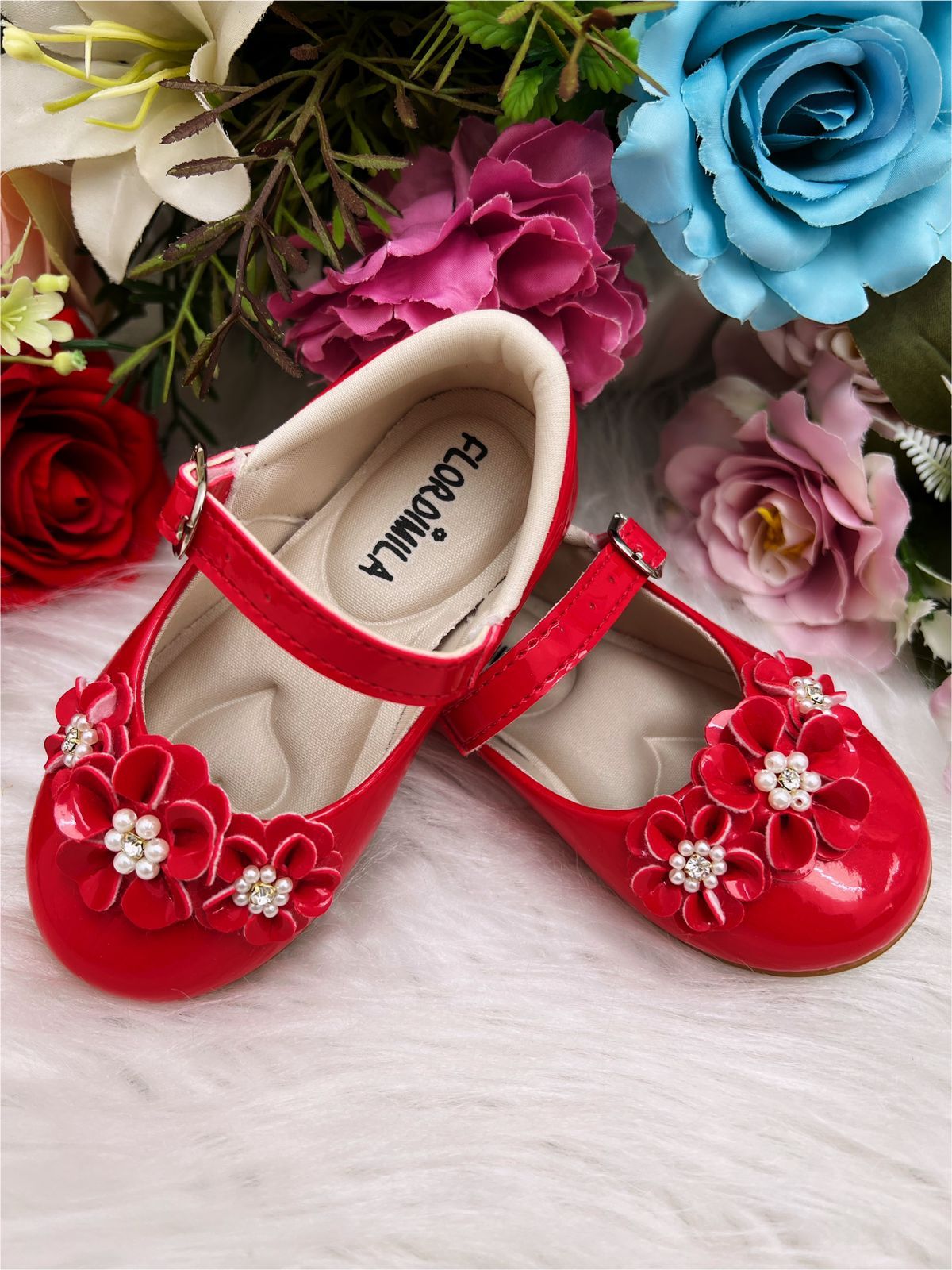 Zapato de charol rojo con flores, perlas y pedrería