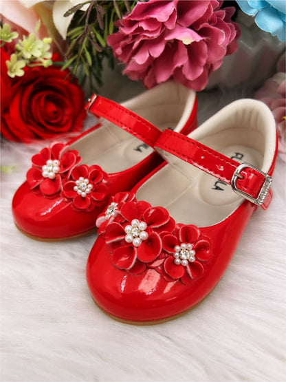 Zapato de charol rojo con flores, perlas y pedrería