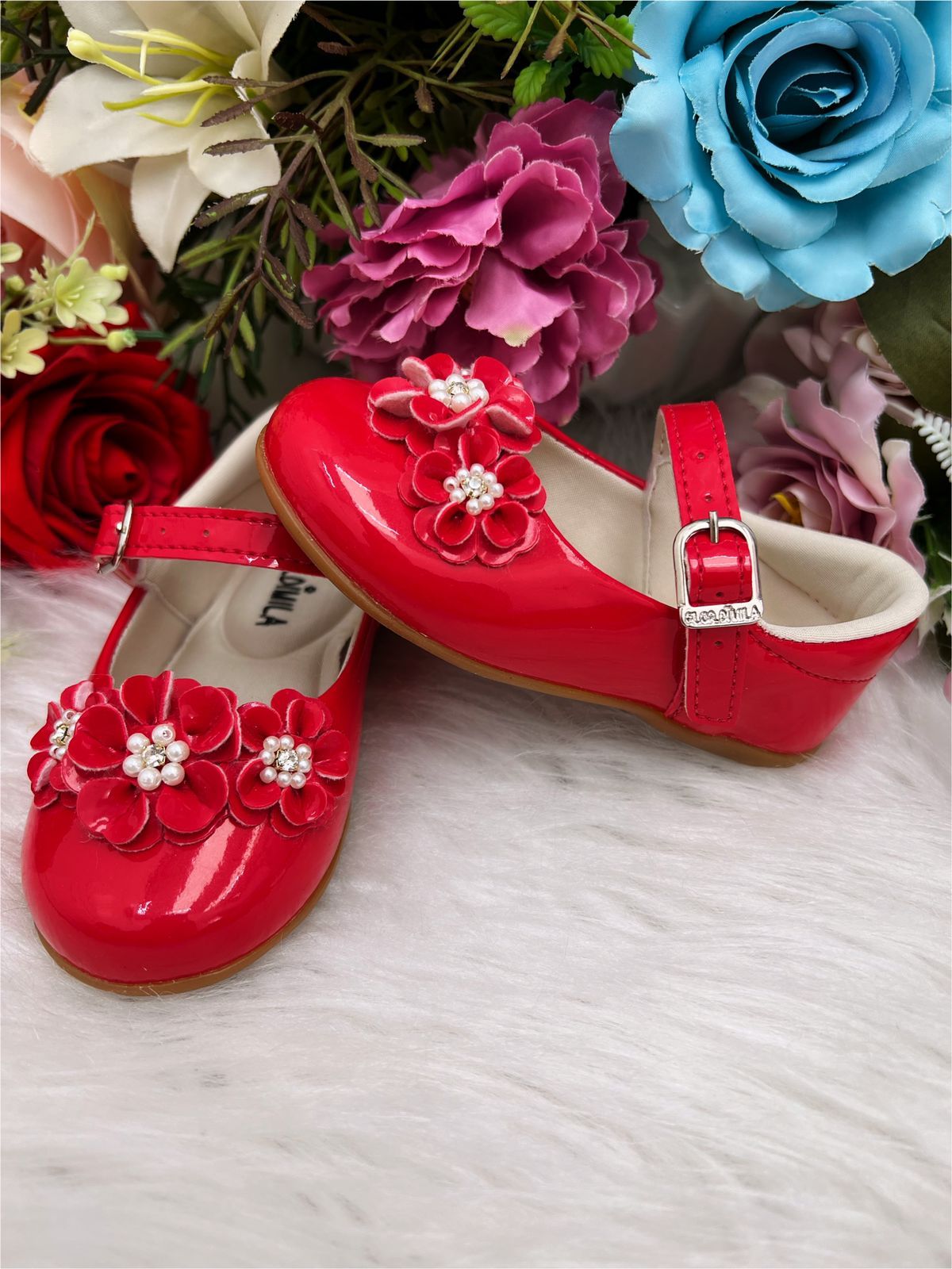 Zapato de charol rojo con flores, perlas y pedrería