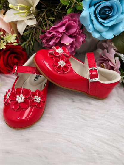 Zapato de charol rojo con flores, perlas y pedrería
