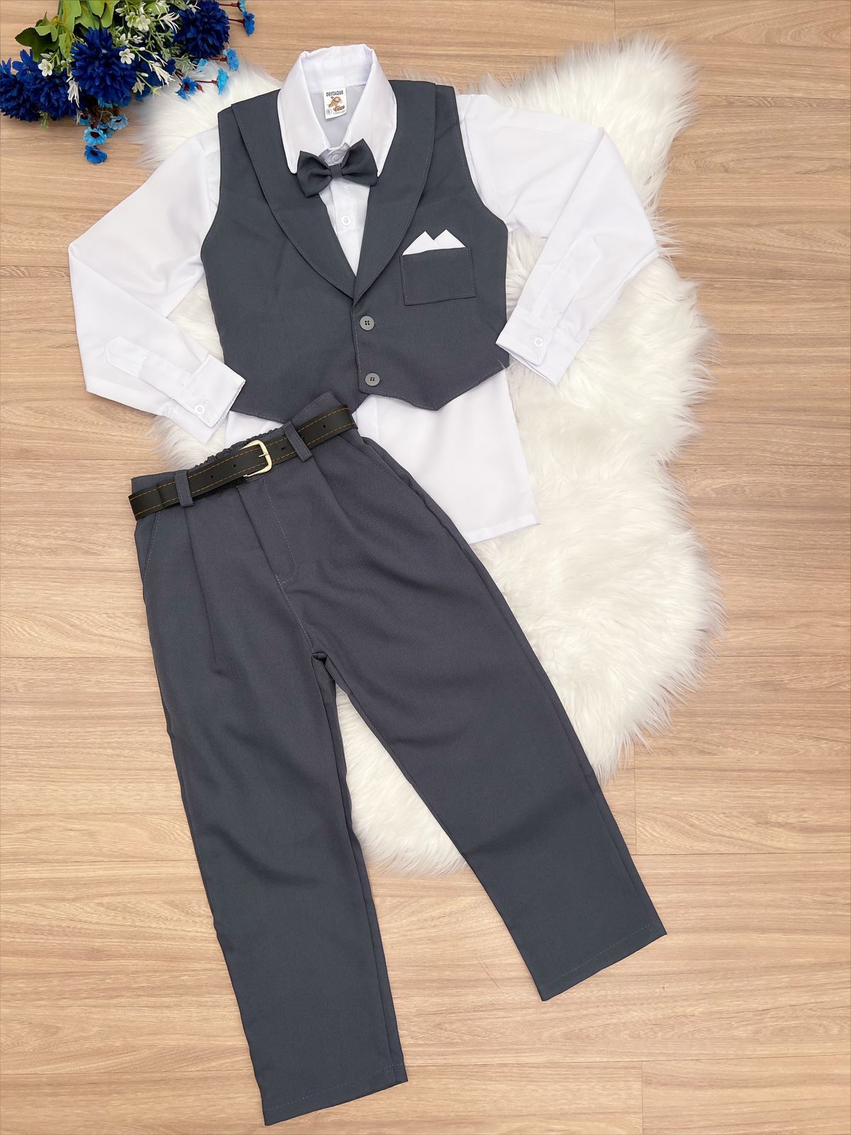 Conjunto formal: chaleco, pantalón gris plomo, camisa blanca