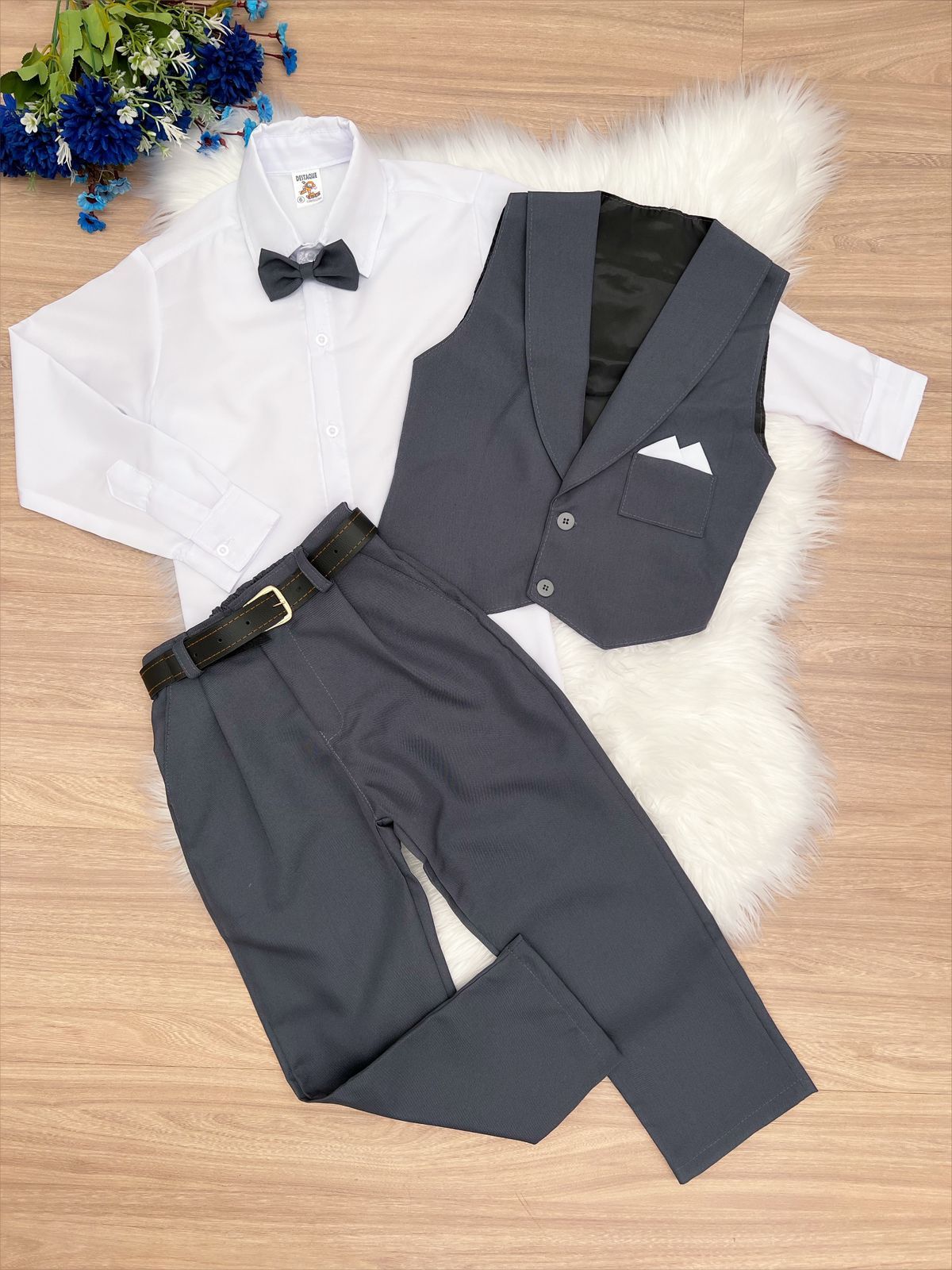 Conjunto formal: chaleco, pantalón gris plomo, camisa blanca