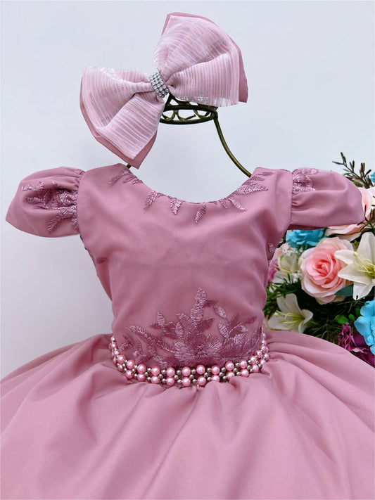 Vestido infantil de encaje rosa con cinturón de perlas y lazo