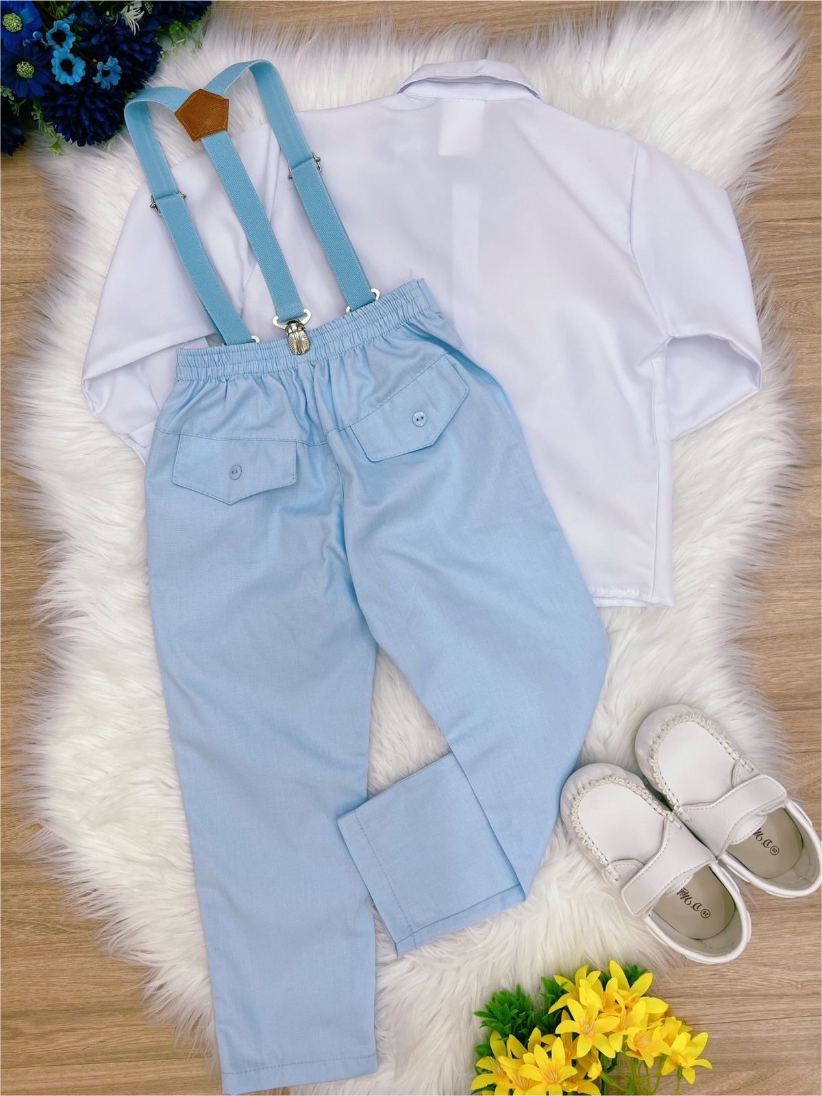 Conjunto formal: Camisa blanca, pantalón, corbata, tirantes azules. 