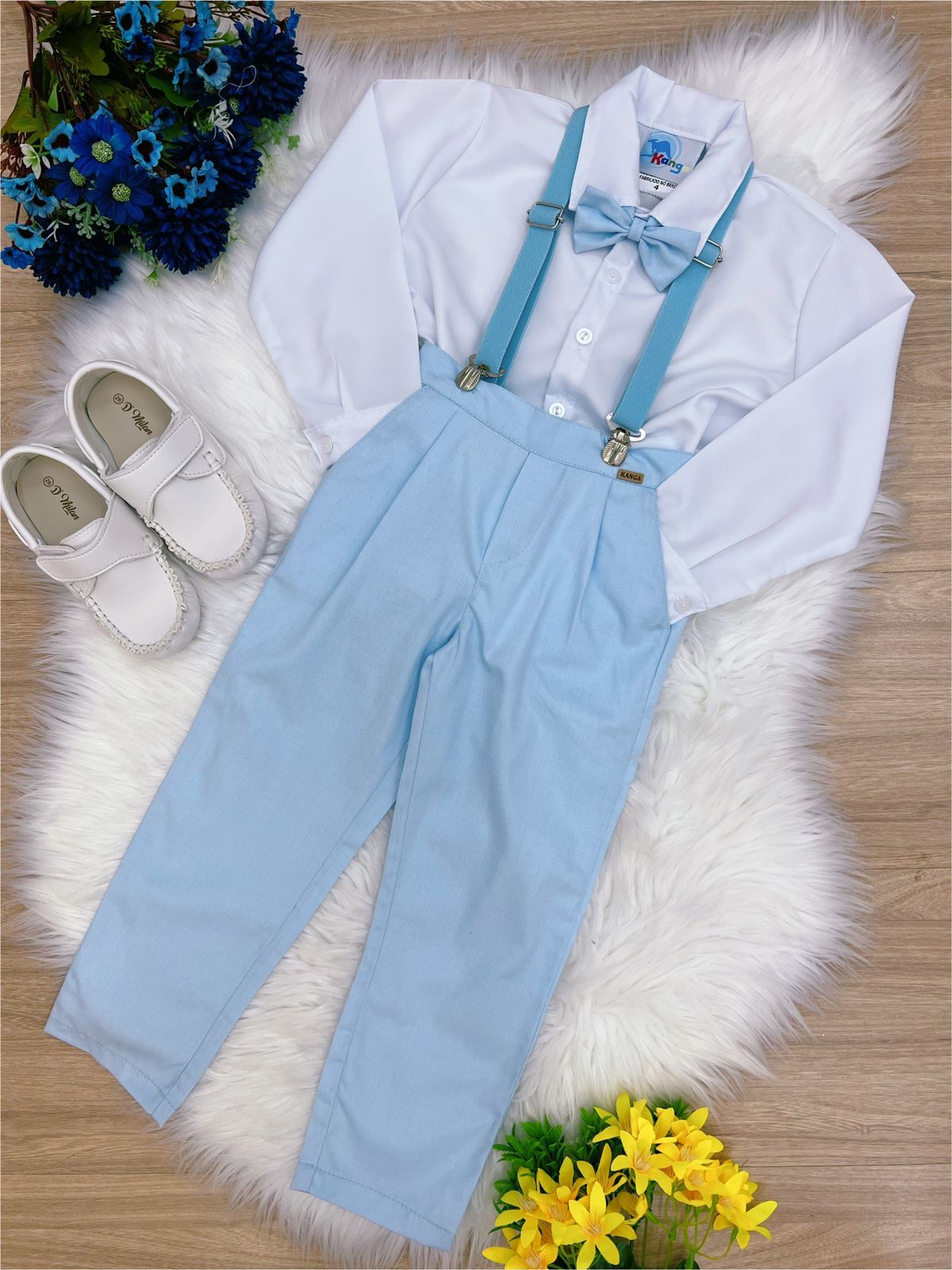 Conjunto formal: Camisa blanca, pantalón, corbata, tirantes azules. 