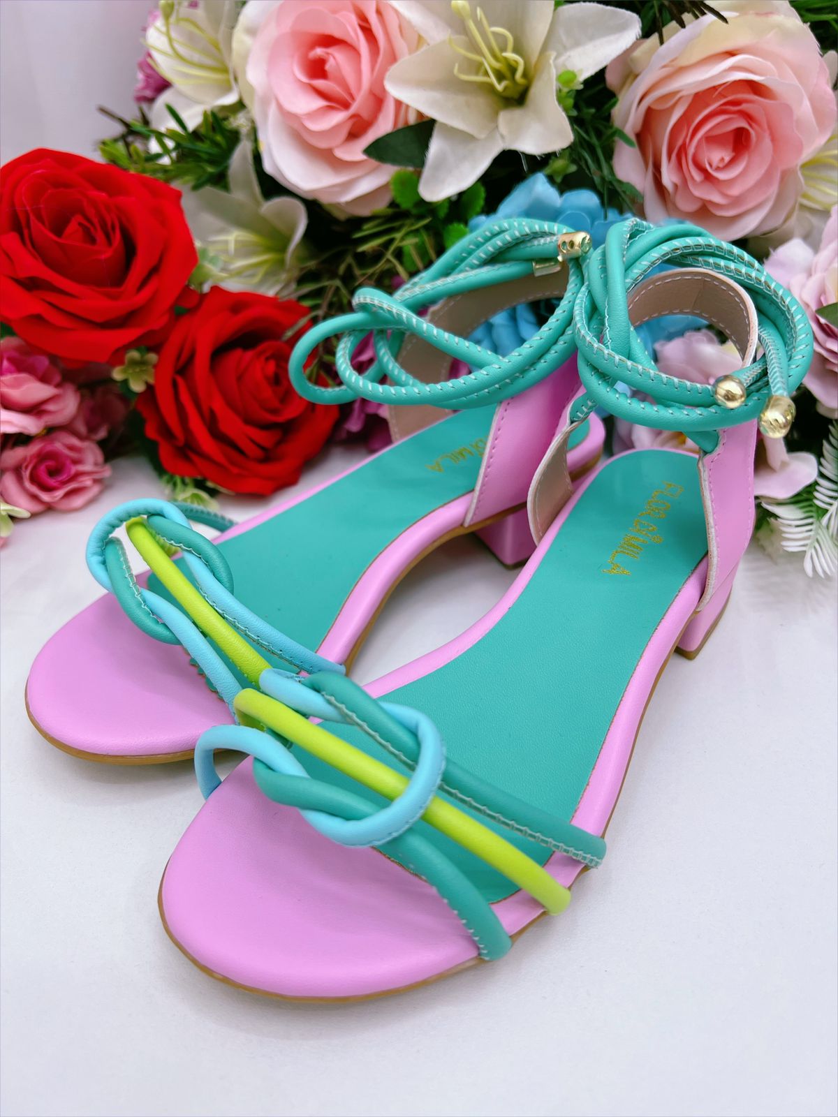 Sandalias infantiles coloridas con lazo y tacón verde 