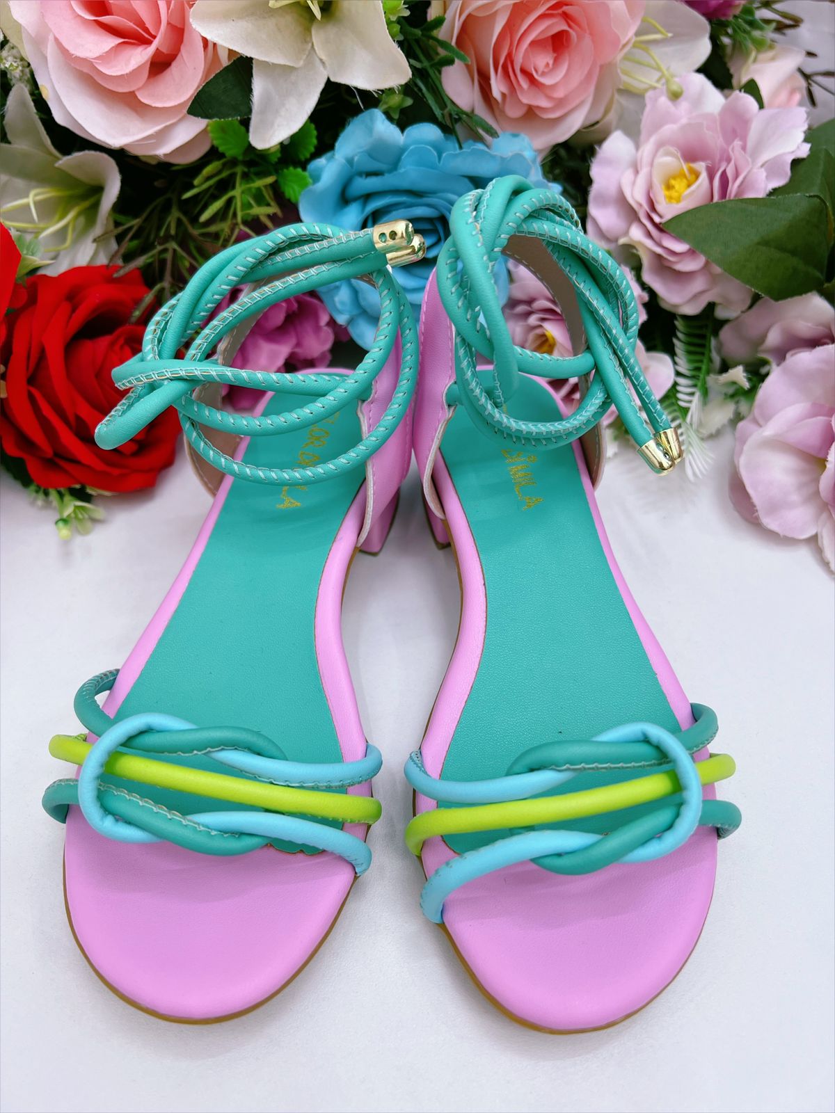 Sandalias infantiles coloridas con lazo y tacón verde 