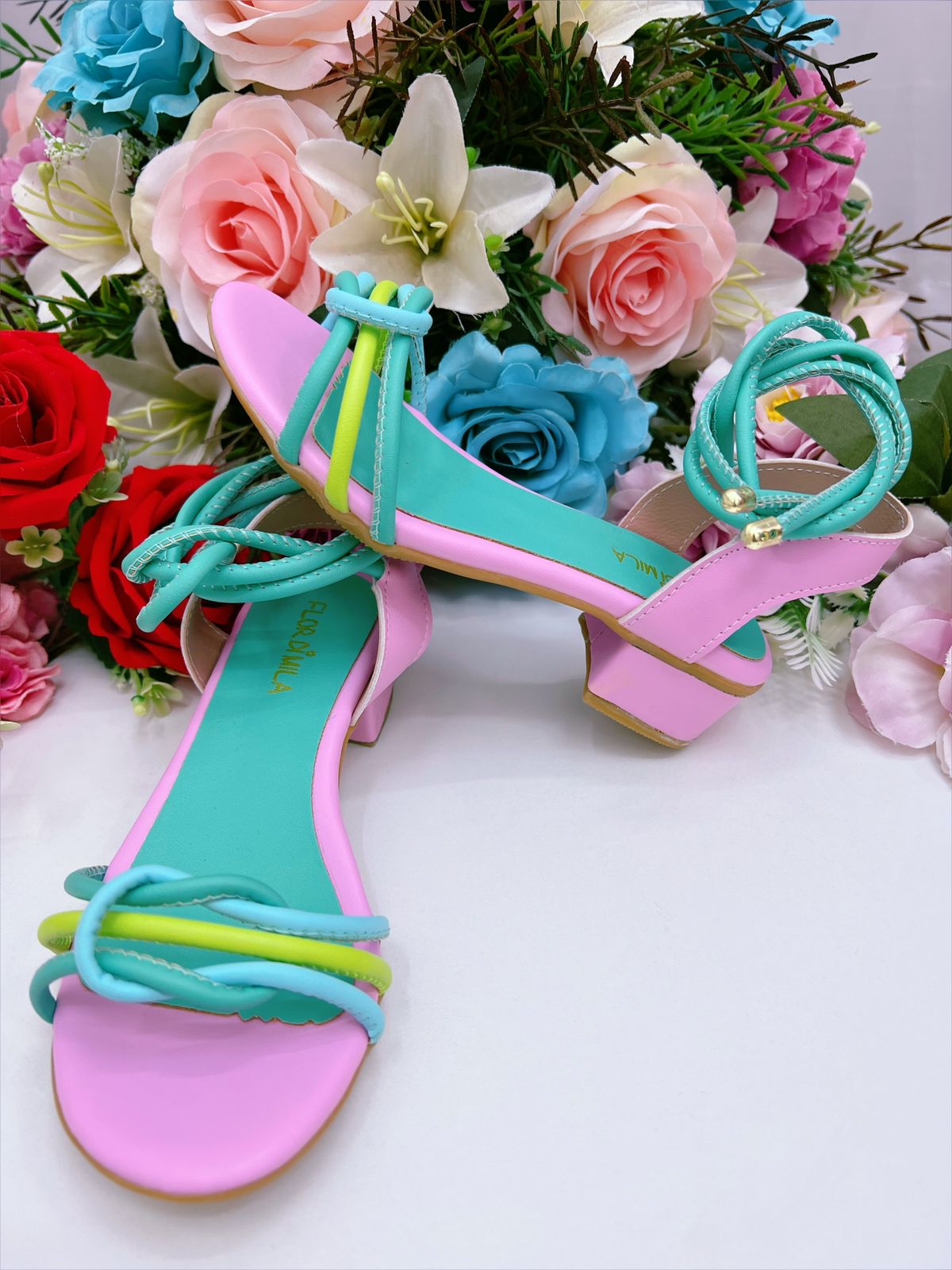 Sandalias infantiles coloridas con lazo y tacón verde 