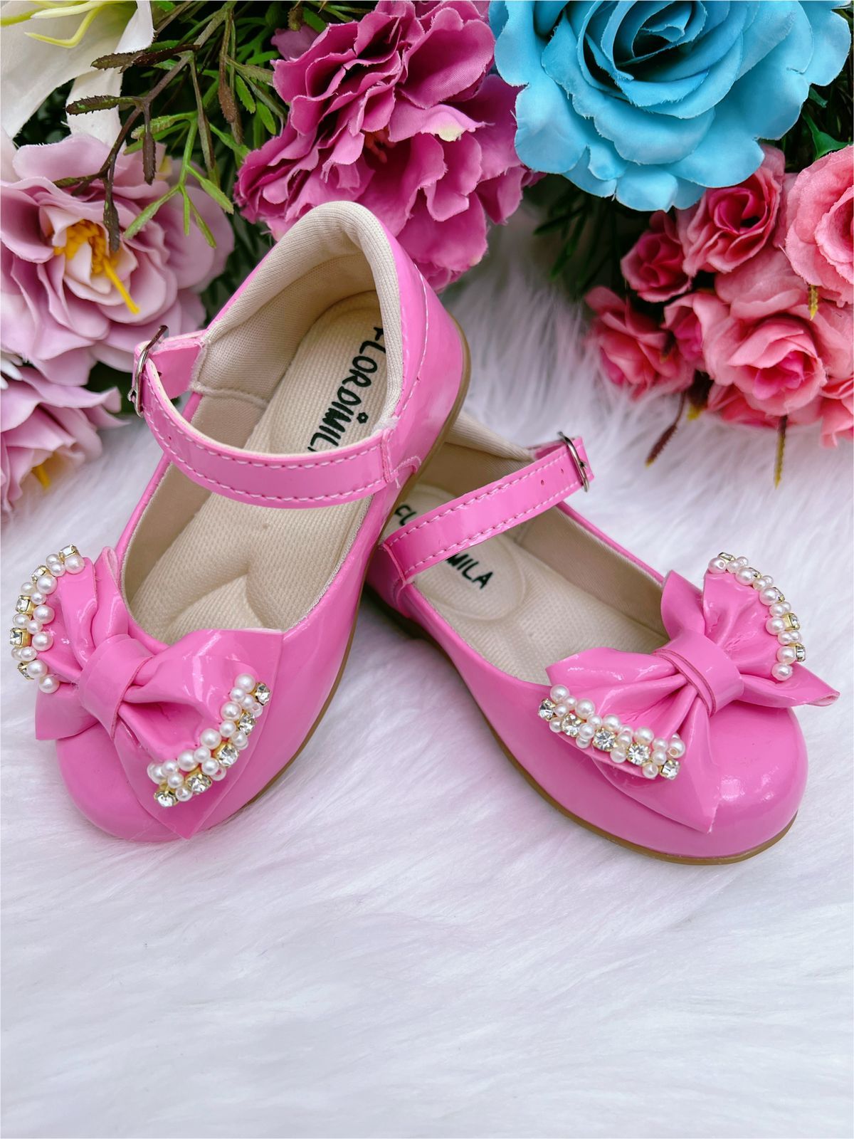 Zapatos de charol rosa chicle con lazo, perlas y pedrería 