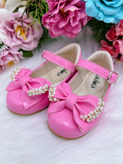 Zapatos de charol rosa chicle con lazo, perlas y pedrería 