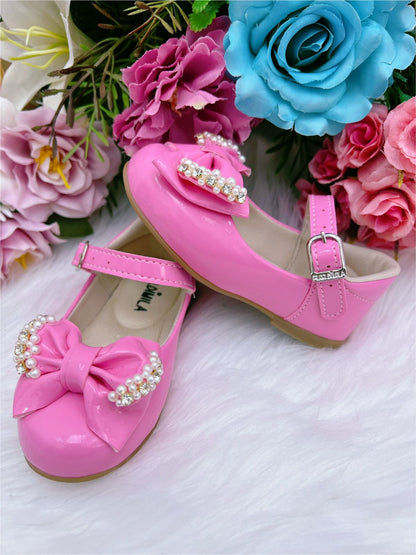 Zapatos de charol rosa chicle con lazo, perlas y pedrería 