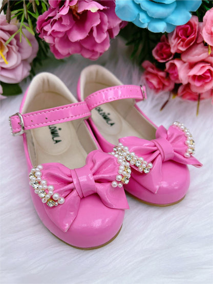 Zapatos de charol rosa chicle con lazo, perlas y pedrería 