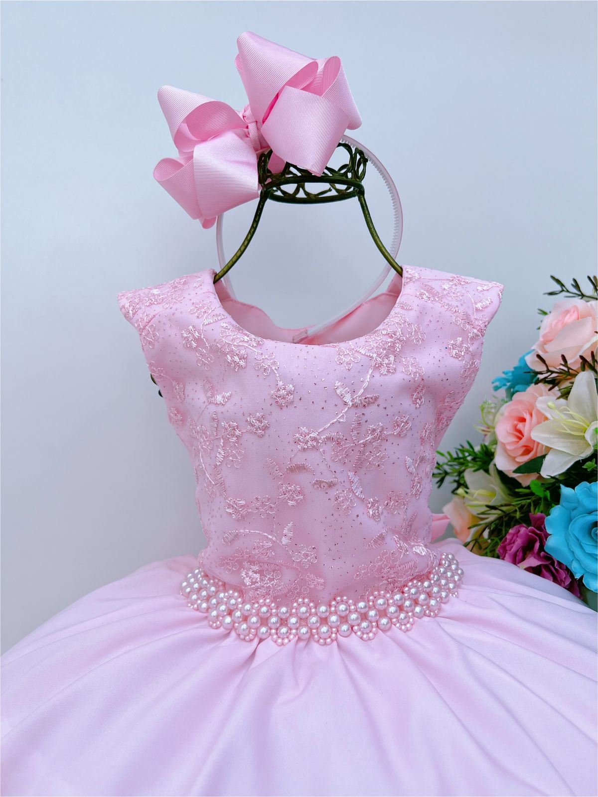 Vestido infantil rosa con encaje y cinturón de perlas