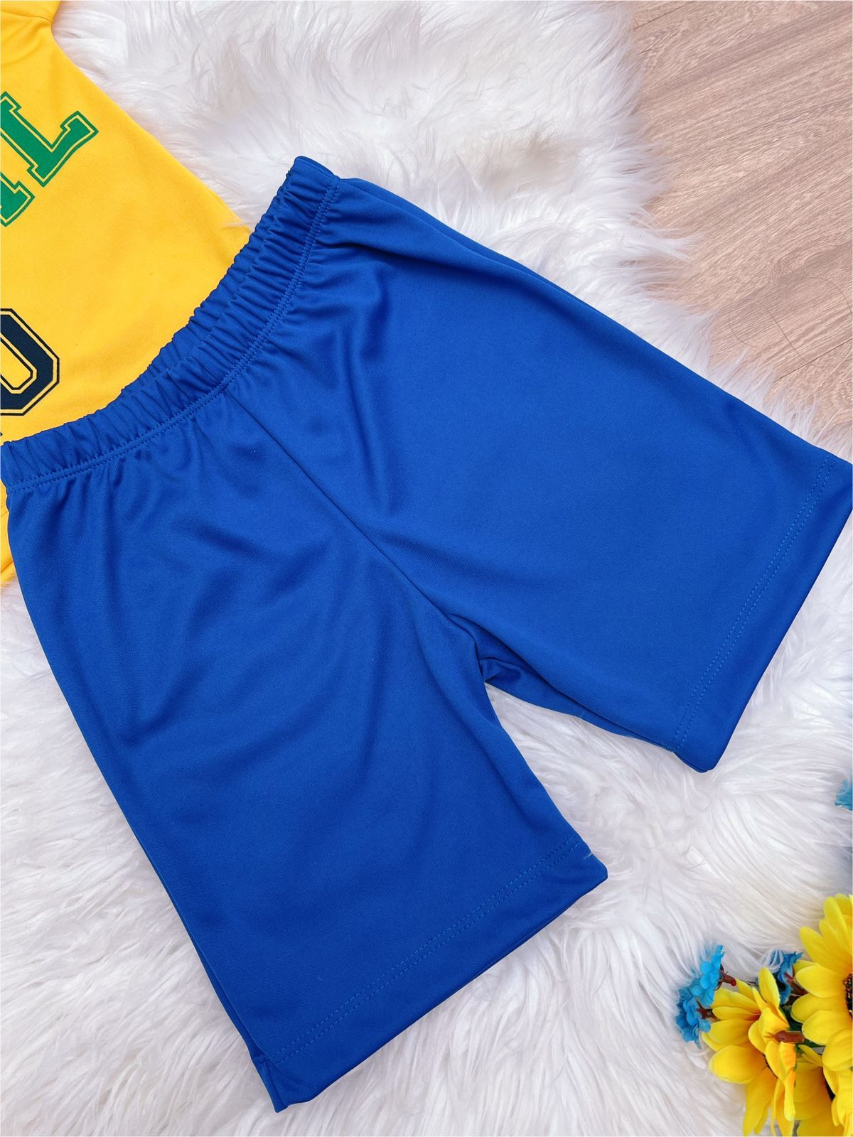 Conjunto amarillo y azul de la selección brasileña infantil