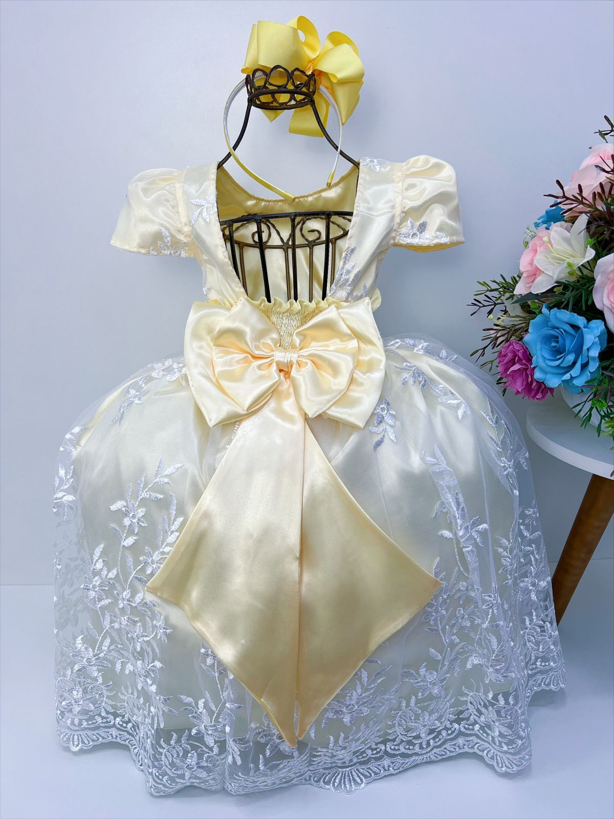 Vestido Infantil Amarillo Encaje Blanco Realeza y Perlas de Lujo