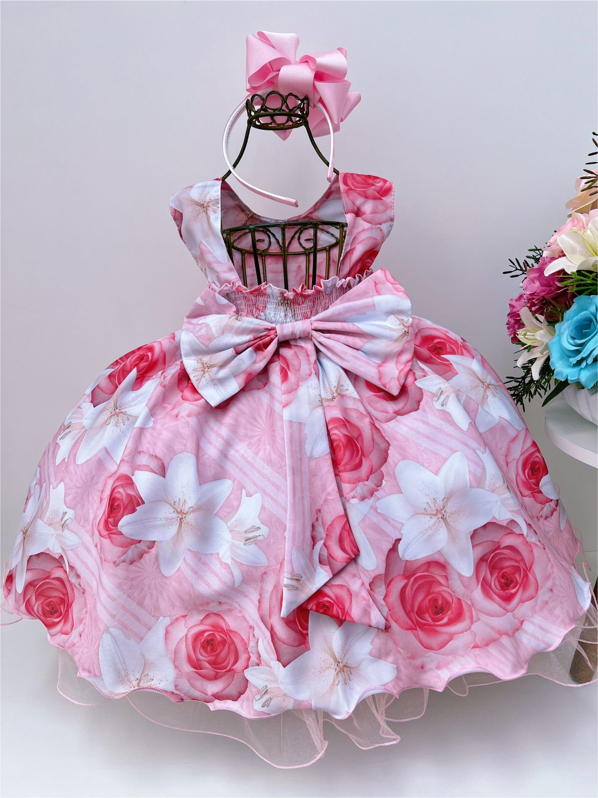 Vestido infantil con flores rosas y cinturón de perlas para fiestas