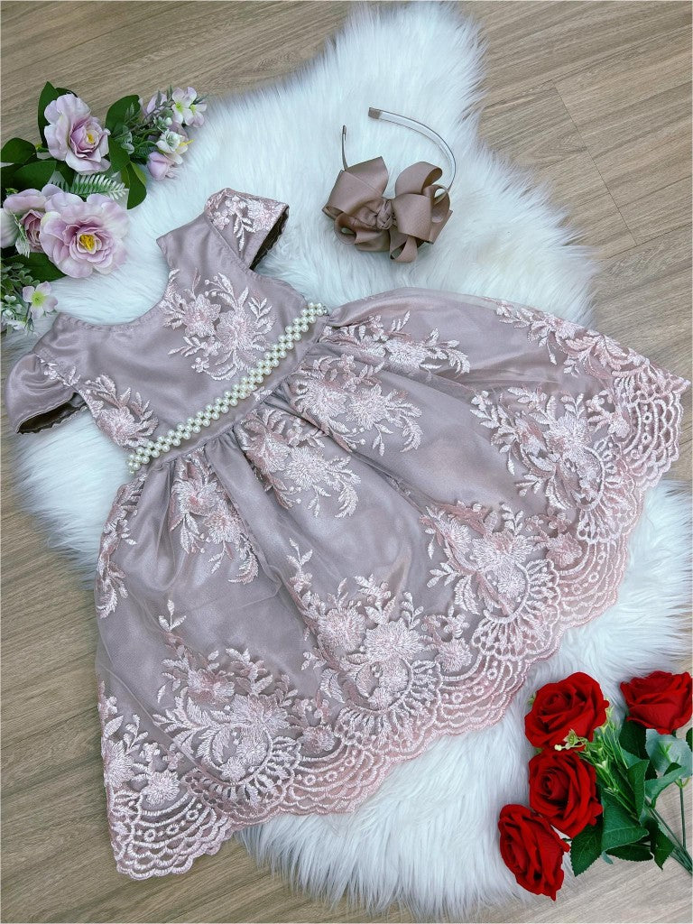 Vestido infantil de encaje rosa con cinturón de perlas Royalty