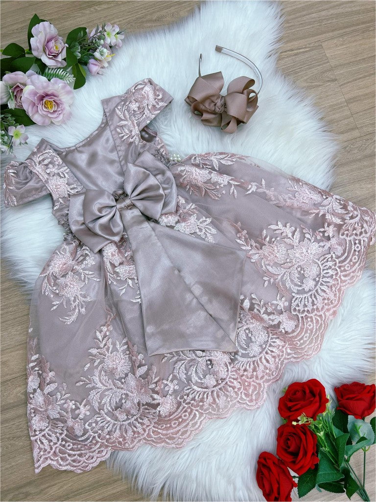 Vestido infantil de encaje rosa con cinturón de perlas Royalty