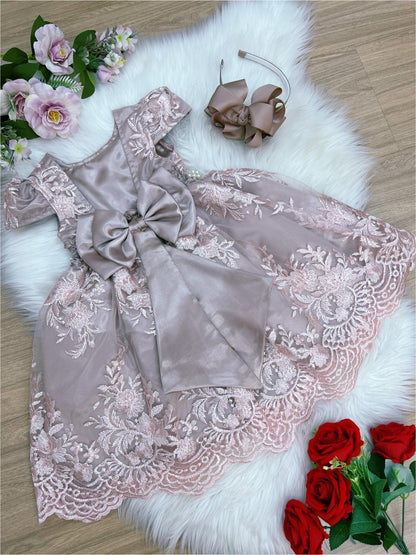 Vestido infantil de encaje rosa con cinturón de perlas Royalty