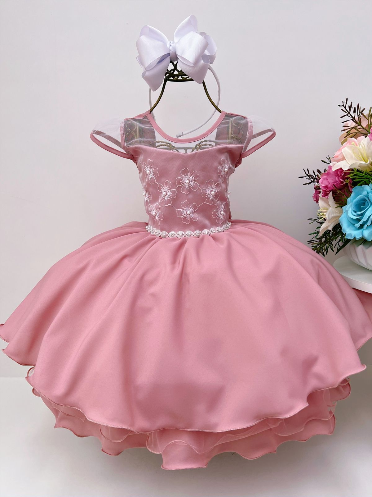 Vestido infantil rosado con encaje y cinturón de perlas de imitación de lujo