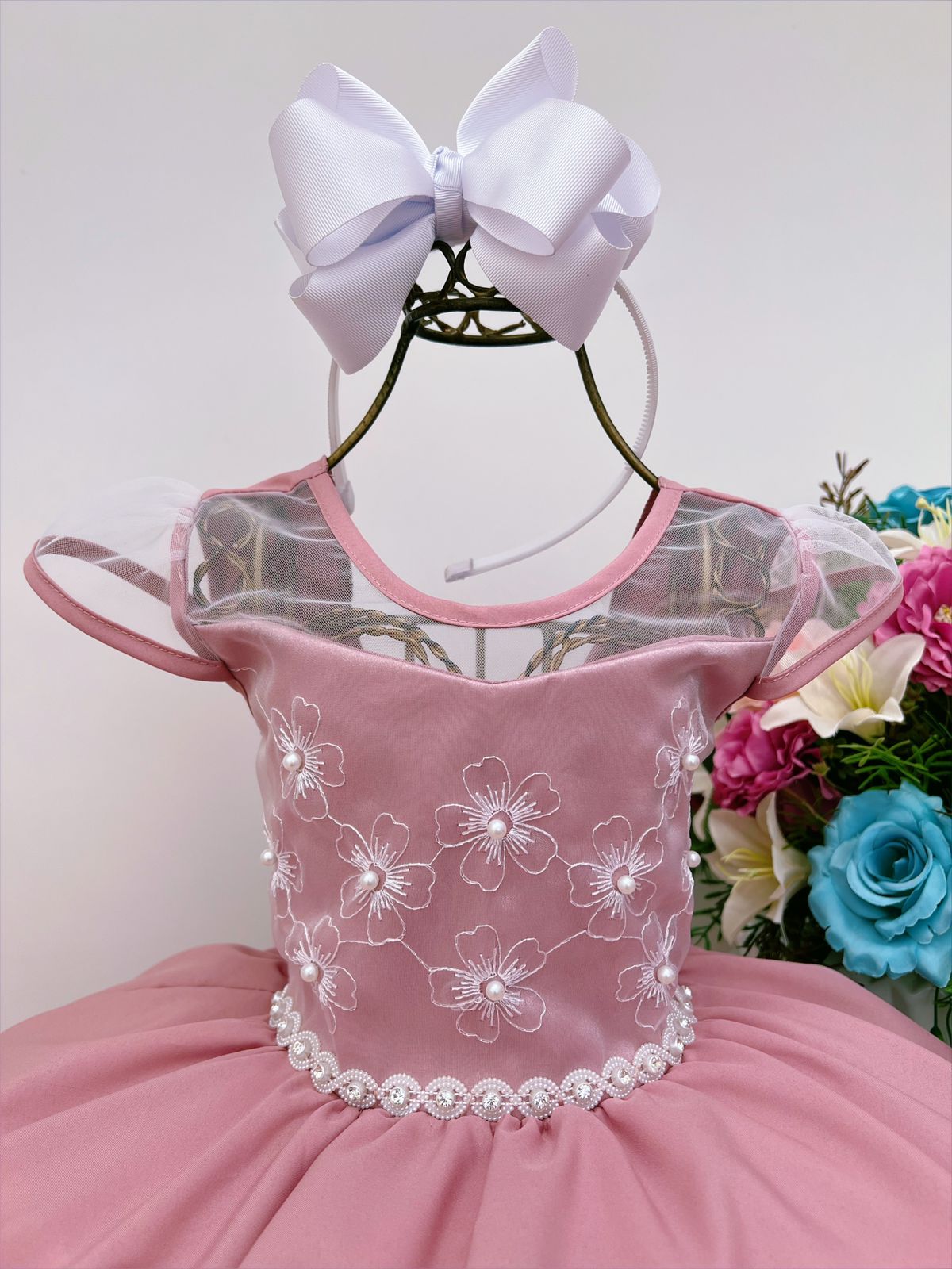 Vestido infantil rosado con encaje y cinturón de perlas de imitación de lujo